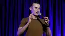 Komika Serhiy Lipko tampil pada pertunjukan stand-up comedy di Kyiv, Ukraina, 11 Juni 2022. Perang Ukraina tidak terlalu lucu, tetapi orang-orang di sana belajar menertawakan kengerian itu semua untuk tetap waras dalam konflik yang telah menewaskan puluhan ribu orang tersebut. (AP Photo/Natacha Pisarenko)