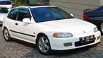 Honda Civic Estilo menjadi merupakan mobil gaul di era 90an. Desain pipih yang streamlined memberikan daya tarik yang kuat bagi hatchback tiga pintu ini. Bentuknya yang timeless dan populasi yang tidak sebanyak versi sedannya menjadikan harga mobil ini terus merangkak naik hingga saat ini. Mesin yang digunakan berkonfigurasi 1.600cc 4-silinder SOHC dengan figur tenaga 120 Hp serta torsi 140 Nm. (Source: Instagram/@agilmf)