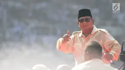 Calon Presiden nomor urut 02 Prabowo Subianto menyampaikan orasi politiknya dalam kampanye akbar Prabowo-Sandi di Stadion Utama Gelora Bung Karno (SUGBK), Jakarta, Minggu (7/4). Sejumlah tokoh nasional pendukung Prabowo - Sandiaga pun turut hadir. (Liputan6.com/Herman Zakharia)
