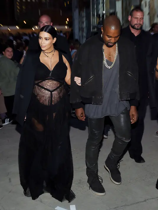 Menurut suatu sumber yang berhasil dikutip oleh Touch Weekly. "Kris dan Kanye West beradu argumen yang begitu banyak, terjadi emosi diantara mereka, setelah kejadian itu Kris mengusir Kanye dari rumah(Kris)," tutur suatu sumber. (AFP/Bintang.com)