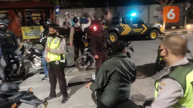 Polisi amankan TKP pelemparan molotov di posko Cawalkot Makassar (Liputan6.com/Fauzan)