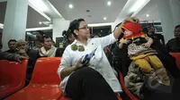 Menteri Luar Negeri Retno LP Marsudi (kiri) berbincang dengan seorang wanita WNI di Bandara Soekarno Hatta, Tangerang, Minggu (5/4/2015). Sebanyak 110 dari 262 WNI yang dievakuasi dari Yaman ini merupakan gelombang pertama. (Liputan6.com/Faizal Fanani)