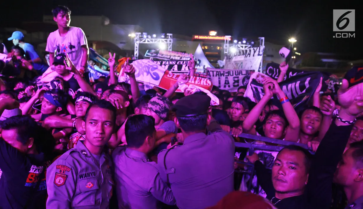Para slankers menyaksikan konser perayaan ulang tahun ke-34 Slank di JIExpo Kemayoran, Jakarta Pusat, Selasa (26/12). Konser kali ini menjadi ajang reuni bagi Slankers, penggemar Slank, dari penjuru Indonesia. (Liputan6.com/Herman Zakharia)