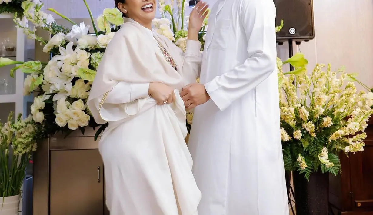 <p>Salah satu potret Tata Janeeta dan Raden Brotoseno yang tetap saling dukung di situasi sulit. (FOTO: instagram.com/tatajaneetaofficial/)</p>