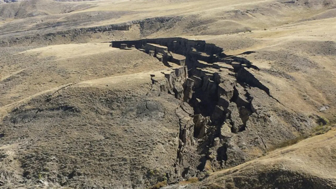 Retakan Besar Sebabkan Gunung di Amerika Serikat 'Terbelah'