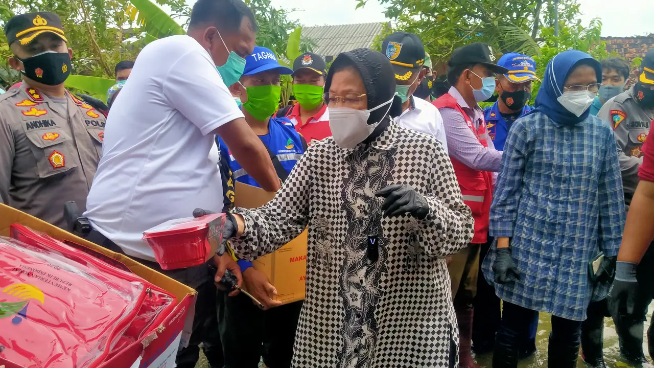 Menteri Sosial atau Mensos Tri Rismaharini menyambangi korban banjir di Dukuh Dempel Desa Kalisari Kecamatan Sayung Kabupaten Demak, Jawa Tengah.