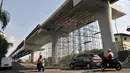 Kendaraan melintas di bawah proyek Jalan Layang Non Tol (JLNT) Pluit, Jakarta, Selasa (18/6/2019). Pembangunan JLNT yang akan menghubungkan Jalan Pluit City menuju Tol Bandara Soekarno Hatta tersebut mangkrak sejak dikerjakan pada tahun 2015. (merdeka.com/Iqbal Nugroho)