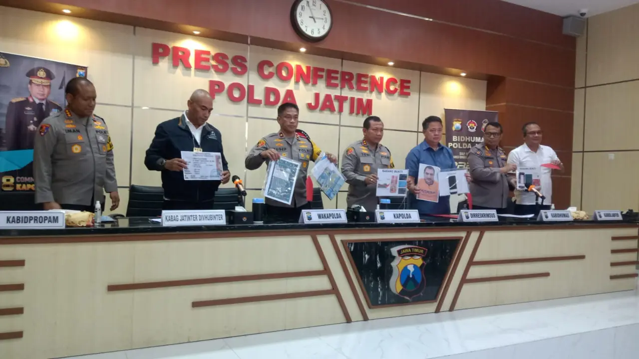 Polda Jatim menangkap pria Surabaya yang peras PMI dengan modus sebar video porno. (Dian Kurniawan/Liputan6.com)