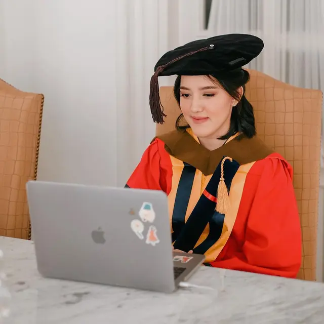 6 Momen Wisuda Online Ify Alyssa, Kini Jadi Sarjana Seni Musik