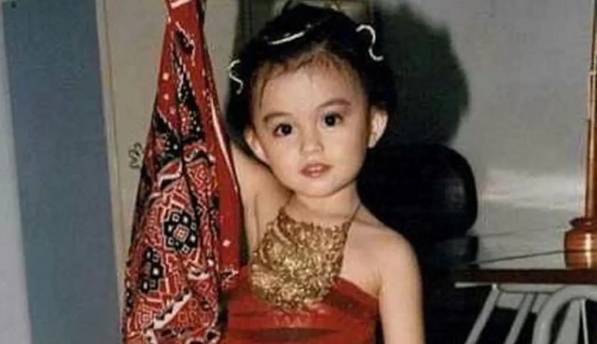 Perempuan berusia 36 tahun ini sudah berprestasi sedari kecil. Momen Agnez Mo berdandan bak penari tradisional ini menjadi buktinya. Agnez Mo sudah tertarik dengan dunia seni sedari kecil dan kemampuan menarinya terus terasah dari waktu ke waktu. (Liputan6.com/IG/agnezmo)