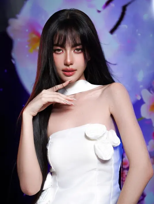 Pesona goddess Davika Hoorne dengan outfit putih dan gaya makeup flawless yang bold dan berpadu sempurna di kulitnya. [Foto: Instagram/davikah]