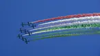 Tim aerobatik Italia Frecce Tricolori menampilkan pertunjukan dalam upacara peringatan Hari Pembebasan Italia di Roma, Italia, Sabtu (25/4/2020). Italia memperingati Hari Pembebasan ke-75 dengan cara yang paling tidak biasa karena digelar di masa pandemi virus corona COVID-19. (Xinhua)