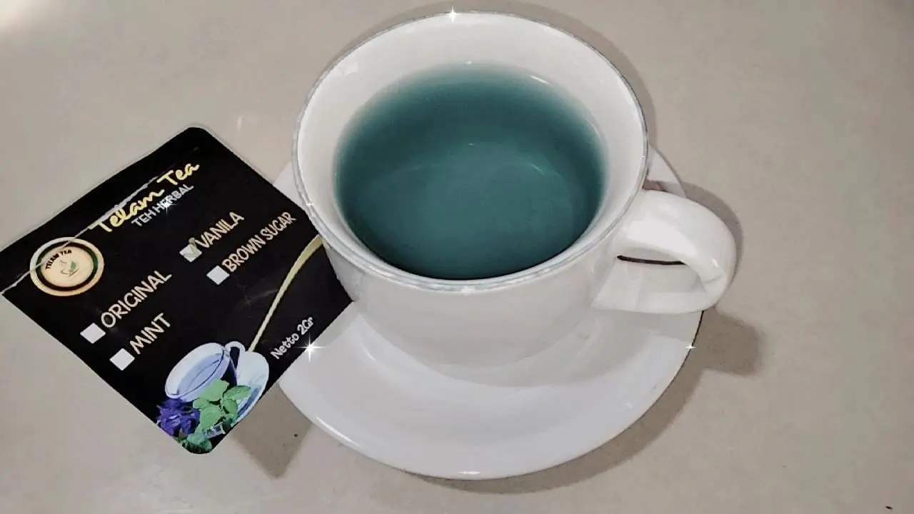 Teh bunga telang dan daun lampes kreasi mahasiswa Unesa. (Dian Kurniawan/Liputan6.com)