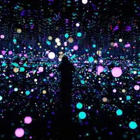 Fotografer memotret karya Yayoi Kusama berjudul Infinity Mirrored Room-Brilliance of the Soul di Museum of Modern and Contemporary Art in Nusantara (MACAN), Jakarta, Senin (7/5). (Liputan6.com/Gempur M Surya)