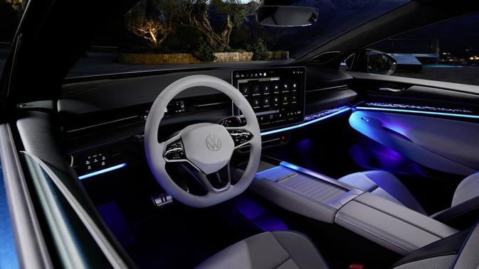 Tampilan interior VW ID.7 pada malam hari dihiasi dengan ambient light di seluruh interiornya.  (Sumber: Volkswagen via caranddriver.com)