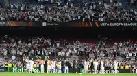 Ribuan ultras Barcelona meninggalkan Camp Nou saat perempat final Liga Europa 2021/2022 melawan Eintracht Frankfurt. Alhasil, pemandangan di Camp Nou menjadi putih karena fans tim lawan. (AFP/Lluis Gen)