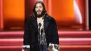 Mantel bulu dan baju renda Gucci Jared Letto membuatnya terpilih dalam jajaran busana terbaik Grammy 2022 (Foto: Instagram @recordingacademy)
