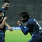 Arema FC menutup laga kandang Liga 1 2017 dengan pesta gol ke gawang Semen Padang, Sabtu (4/11/2017) di Stadion Kanjuruhan, Kabupaten Malang. (Bola.com/Iwan Setiawan)