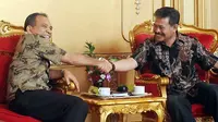 Gubernur Sulawesi Selatan Syahrul yasin Limpo (kanan) dan Gubernur Nusa Tenggara Timur, Frans Lebu Raya (kiri),  mendamaikan dua kelompok atas insiden penikaman beberapa waktu lalu, Makassar, Sulsel, 