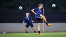 <p>Pemain Timnas Argentina U-17, Valente Pierani (kanan) bersama Ian Subriabre saat latihan resmi menjelang laga perempat final Piala Dunia U-17 2023 melawan Timnas Brasil U-17 di Lapangan Banteng, Jakarta, Kamis (23/11/2023). (Bola.com/Bagaskara Lazuardi)</p>