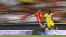 Gelandang Spanyol, Fabian Ruiz, berebut bola dengan striker Swedia, Alexander Isak, pada laga Kualifikasi Piala Eropa 2020 di Stadion Santiago Bernabeu, Madrid, Senin (10/6). Spanyol menang 3-0 atas Swedia. (AFP/Oscar Del Pozo)