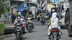 Sering kali dianggap sepele oleh sebagian pengendara kendaraan bermotor, tindakan ini menyimpan risiko besar terhadap keselamatan diri sendiri dan pengguna jalan lainnya. (Liputan6.com/Angga Yuniar)