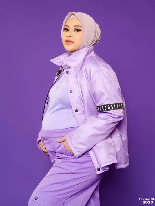 Aurel sendiri tampil sporty dengan inner satin, jacket, dan hijab berwarna senada [@riomotret]