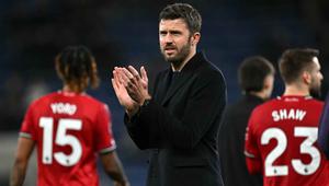 Tambahan tiga poin membuat Manchester United kembali ke peringkat keempat dengan raihan 48 poin. Tampak dalam foto, pelatih interim Manchester United asal Inggris, Michael Carrick, memberikan tepuk tangan kepada para penggemar setelah pertandingan pekan ke-27 Liga Primer Inggris 2025/2026 melawan Everton di Stadion Hill Dickinson, Liverpool, barat laut Inggris, Senin 23 Februari 2026 waktu setempat atau Selasa 24 Februari 2026 dini hari WIB. (Paul ELLIS/AFP)