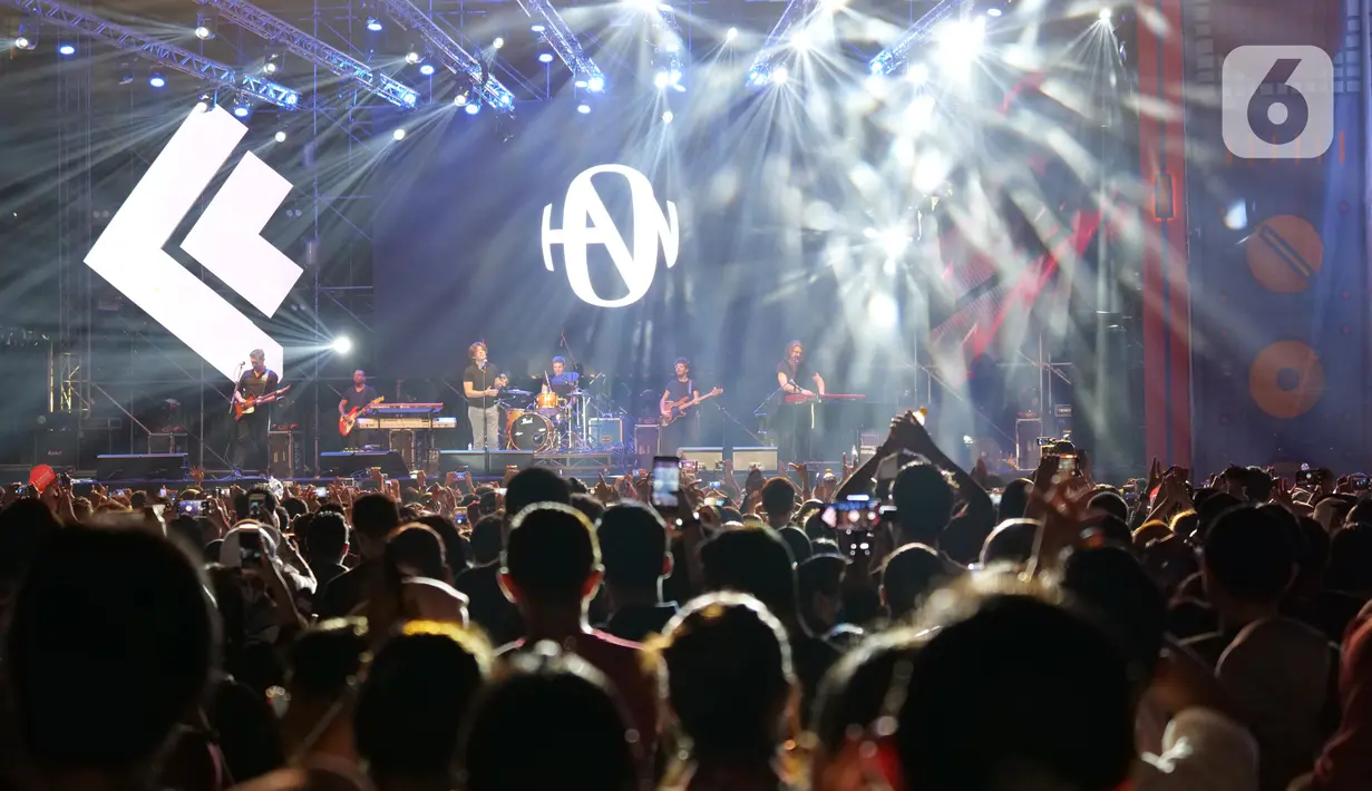 Kelompok musik asal Amerika Serikat, Hanson beraksi pada acara The 90's Festival di Jakarta, Sabtu (23/11/2019). Hanson membawakan hits-nya seperti Waiting For This, Where The Love, And I Waited, This Time Around dan MMMBop. (Liputan6.com/Herman Zakharia)