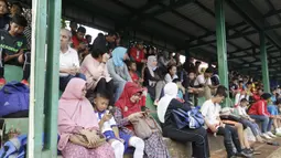 Orangtua mendampingi anaknya mengikuti tes fisik program Allianz Explorer Camp 2019 di Lapangan PSPT Tebet, Jakarta, Sabtu (22/6). Nantinya akan ada pemenang yang diberangkatkan ke Singapura dan Munchen. (Bola.com/Vitalis Yogi Trisna)