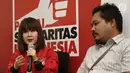 Ketua Umum Partai Solidaritas Indonesia (PSI) Grace Natalie (kiri) bersama penyebar fitnah dan foto hoax terhadap dirinya, Taufan Pratama (kanan) saat jumpa pers permintaan maaf di Jakarta, Senin (19/11). (Liputan6.com/Herman Zakharia)