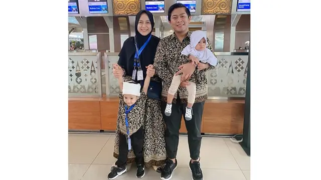 Hamil Anak Ketiga, Ini 6 Momen Kebersamaan Nina Zatulini dengan 'Keluarga Kecilnya'