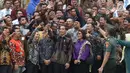 Presiden Joko Widodo atau Jokowi foto bersama perwakilan nelayan seluruh Indonesia di Istana Negara, Jakarta, Selasa (22/1). Jokowi mengingatkan para nelayan serta pengusaha perikanan untuk menggunakan Bank Mikro Nelayan. (Liputan6.com/Angga Yuniar)