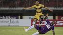 Pemain Mitra Kukar Rahmat Afandi melompat saat dihadang pemain Persita, Bruno Kasmir pada laga Piala Presiden di Stadion Dipta, Bali, Minggu (30/8/2015). (Bola.com/Vitalis Yogi Trisna)