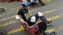 Seorang peserta balapan kursi kantor terjatuh ketika mengikuti kompetisi ISU-1 Grand Prix di Tainan, Taiwan Selatan, Minggu (24/4/2016).  (REUTERS/Tyrone Siu)