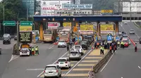 Suasana di Gerbang Tol Bekasi Barat 1, Bekasi, Jawa Barat, Selasa (13/3). Hari kedua penerapan ganjil genap, masih banyak kendaraan berputar balik di gerbang tol tersebut. (Liputan6.com/Arya Manggala)