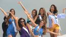 Para kontestan Miss Universe 2016 berpose di kapal pesiar saat bertamasya ke sebuah resor wisata pantai di Manila, Filipina (19/1). Kegiatan ini merupakan rangkaian acara Miss Universe 2016 jelang malam puncak 30 Januari 2017. (AFP Photo/Ted Aljibe)