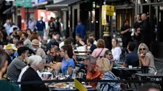 Pelanggan menikmati makan siang di meja di luar restoran di Soho, London, ketika pemerintah Inggris mempertimbangkan pembatasan baru pada Minggu (20/9/2020). Inggris kemungkinan akan kembali memberlakukan tindakan lockdown akibat lonjakan tajam infeksi virus corona COVID-19. (DANIEL LEAL-OLIVAS/AFP)