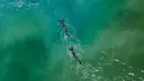 Para perenang snorkel mencari hiu di Laut Mediterania, dekat pembangkit listrik di lepas pantai Hadera, Israel, Rabu (23/2/2022). Kawanan hiu ini tidak dianggap berbahaya bagi manusia, tetapi semakin terancam oleh penangkapan ikan yang berlebihan. (AP Photo/Ariel Schalit)