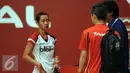 Pebulu tangkis tunggal putri Indonesia, Maria Febe K berdiskusi dengan tim pelatihnya saat berlaga lawan Pai Yu Po (Taipei) di laga Total BWF Championships 2015 di Jakarta (11/8/2015). Maria kalah 21-18, 21-13, 21-9. (Liputan6.com/Helmi Fithriansyah)