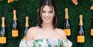 Paras cantik Kendall Jenner memang sudah tak diragukan lagi, begitu juga kemolekan bentuk tubuhnya yang membuat orang tak bosan melihatnya. Kariernya sebagai model pun semakin memuncak. (AFP/Andrew Toth)