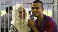 Striker Persik Kediri, Wimba Sutan bersama sang istri, Herlina Wahyu di Stadion Brawijaya, Kediri, Sabtu (14/5/2016). (Bola.com/Robby Firly)