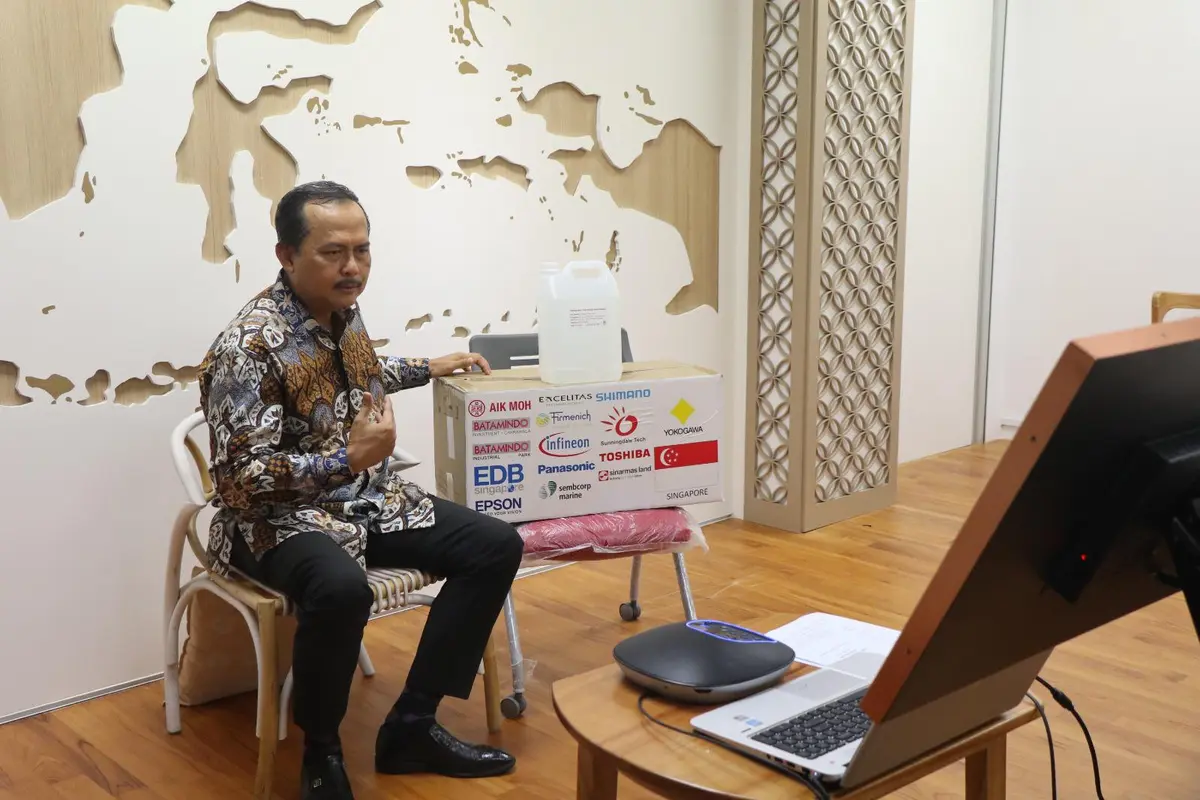 Economic Development Board (EDB) Singapura memberi bantuan masker dan cairan desinfektan untuk Pemkot Batam.