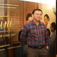 Ahok saat menyaksikan film Kartini. (Ruswanto/Bintang.com)