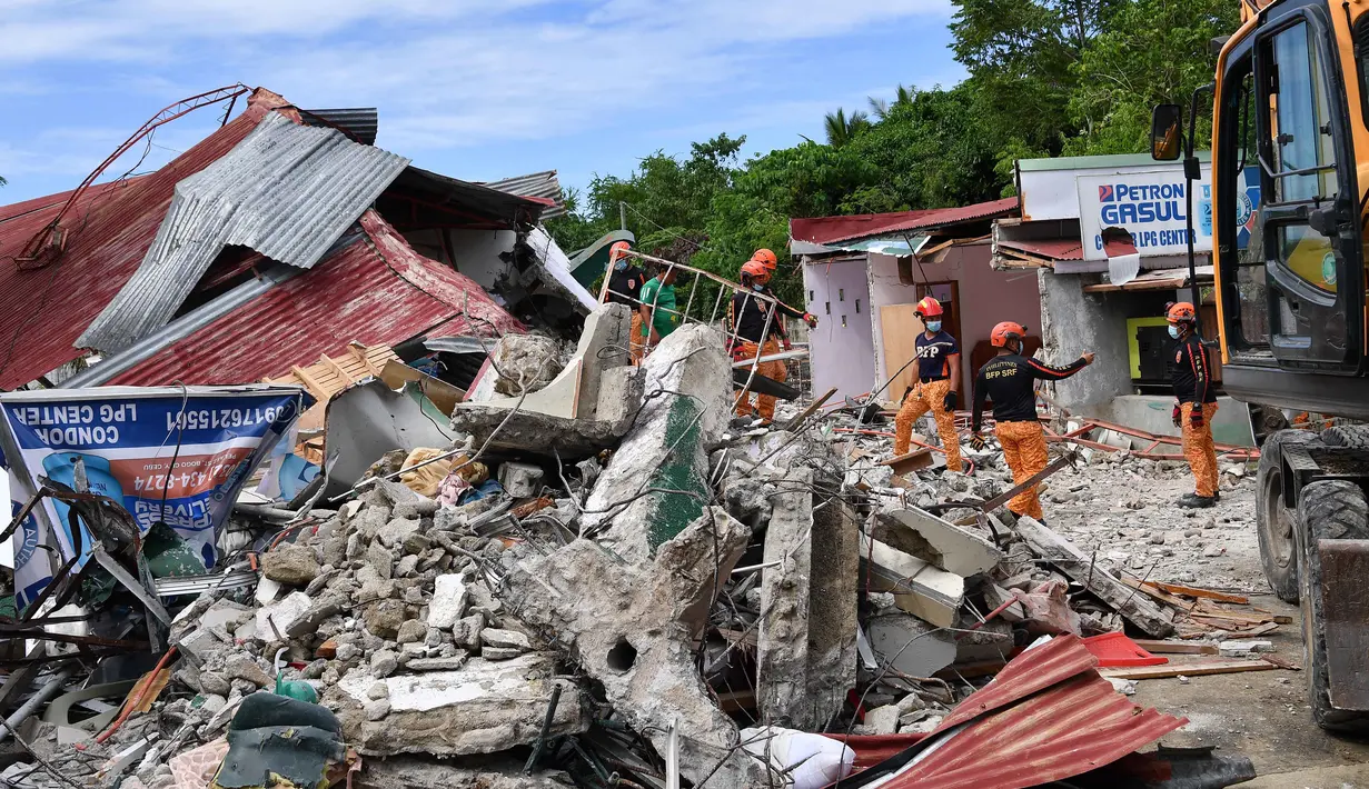 Otoritas setempat mengatakan 27 orang tewas di Kota Bogo, sementara korban tewas lainnya dilaporkan dari San Remigio dan kota-kota lain yang dekat dengan pusat gempa. (TED ALJIBE/AFP)