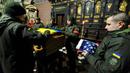Tentara Ukraina menghadiri upacara perpisahan untuk warga negara Amerika Serikat Daniel W. Swift di Lviv, Ukraina, 31 Januari 2023. Seorang mantan Navy SEAL AS yang disersi pada 2019 tewas pekan lalu di Ukraina dalam pertempuran dengan tentara Rusia. (AP Photo/Mateusz Nowak)