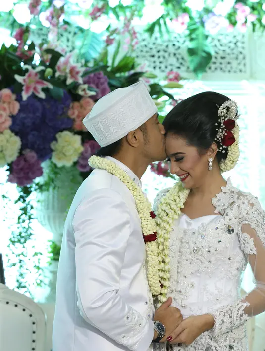 Ciuman kasih sayang Hengky Kurniawan untuk istrinya, Sonya Fatmala (Galih W. Satria/bintang.com)