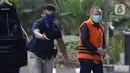 Mantan Sekretaris MA, Nurhadi (rompi oranye)  berjalan tiba di Gedung KPK, Jakarta, Rabu (10/6/2020). Nurhadi diperiksa sebagai saksi untuk menantunya Rezky Hebriyono  terkait kasus dugaan suap gratifikasi pengurusan perkara di Mahkamah Agung Tahun 2011-2016. (merdeka.com/Dwi Narwoko)