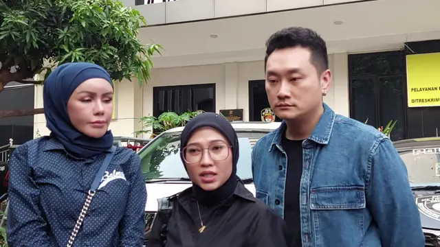 Kuasa hukum korban pelecehan Miss Universe Indonesia, Mellisa Anggraini (tengah). (Dok. via M. Altaf Jauhar)