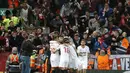 Para pemain Sevilla merayakan gol yang dicetak oleh Joaquin Correa ke gawang Liverpool pada laga Liga Champions di Stadion Anfield, Kamis (14/9/2017). Liverpool ditahan imbang 2-2 oleh Sevilla. (AP/Frank Augstein)